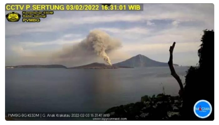 Gunung Anak Krakatau Erupsi, Abu Mengarah ke Pulau Jawa