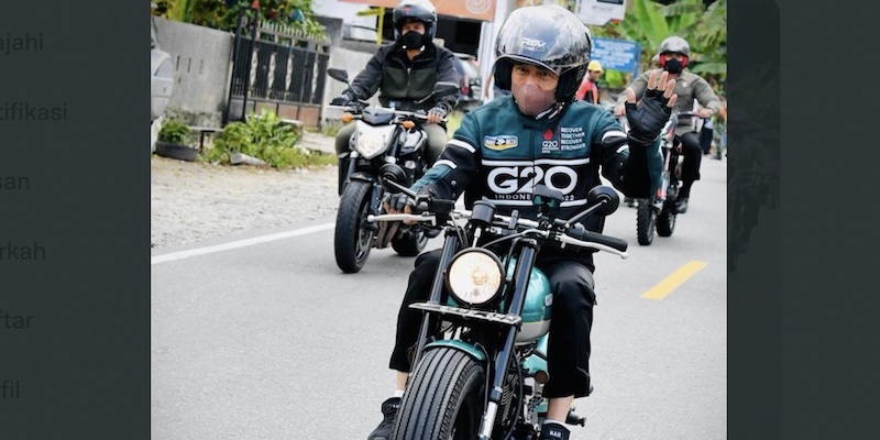 Momen Menarik Jokowi Dicandai Sandiaga saat Motoran di Danau Toba