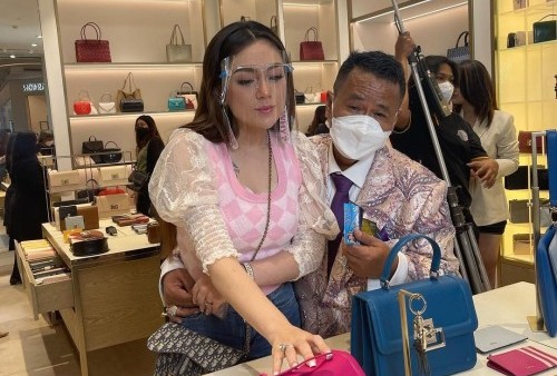 Hotman Paris Pamer Kemesraan dengan Celine Evangelista