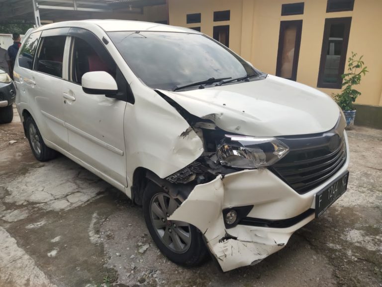 Kecelakaan Laka Lantas Melibatkan Tiga Kendaraan di Kalapanunggal Sukabumi