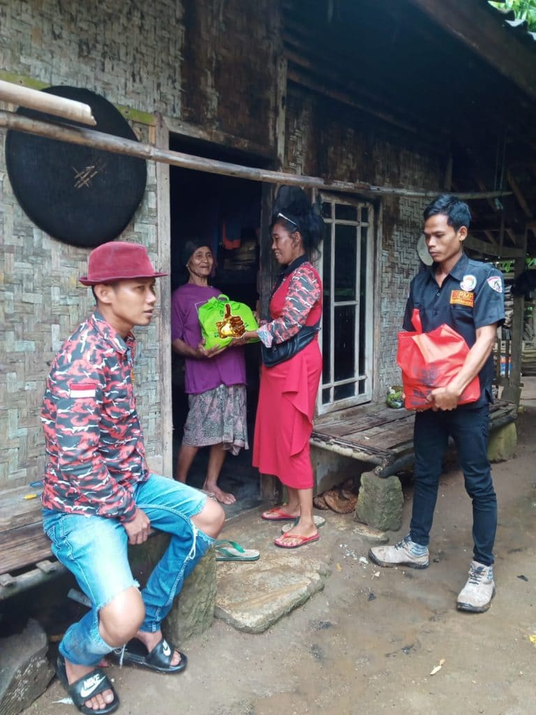 KPMP Bagi-bagi Paket Sembako Warga Miskin Cianjur Selatan