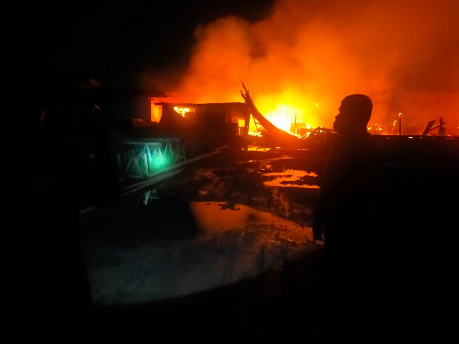 Kebakaran di Pantai Baro Gebang, 3 Gudang Ikan Asin Ludes