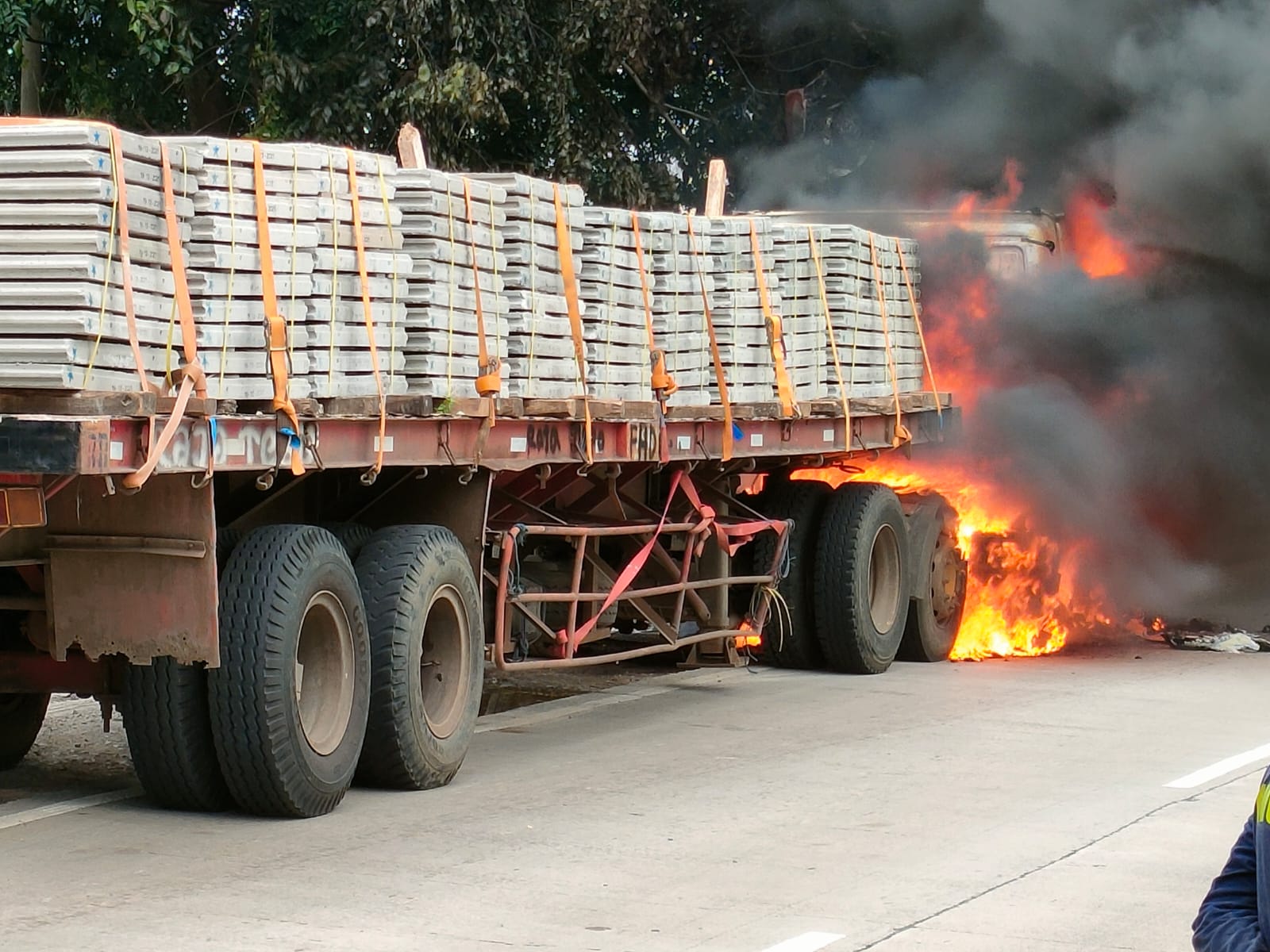 Truk Kontainer Terbakar di Jalur Pantura Losarang Indramayu