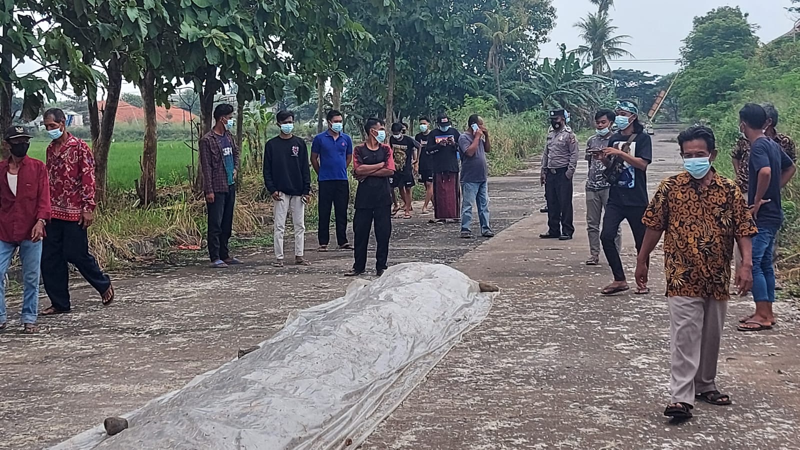 Warga Pangenan Cirebon Geruduk Tempat Penjemuran Bulu Ayam Ilegal, Tak Kuat dengan Bau Menyengat