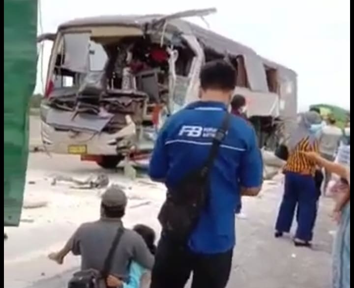 Kecelakaan di Tol Trans Sumatera, Bus Hancur Berantakan Tabrak Truk, 1 Orang Meninggal