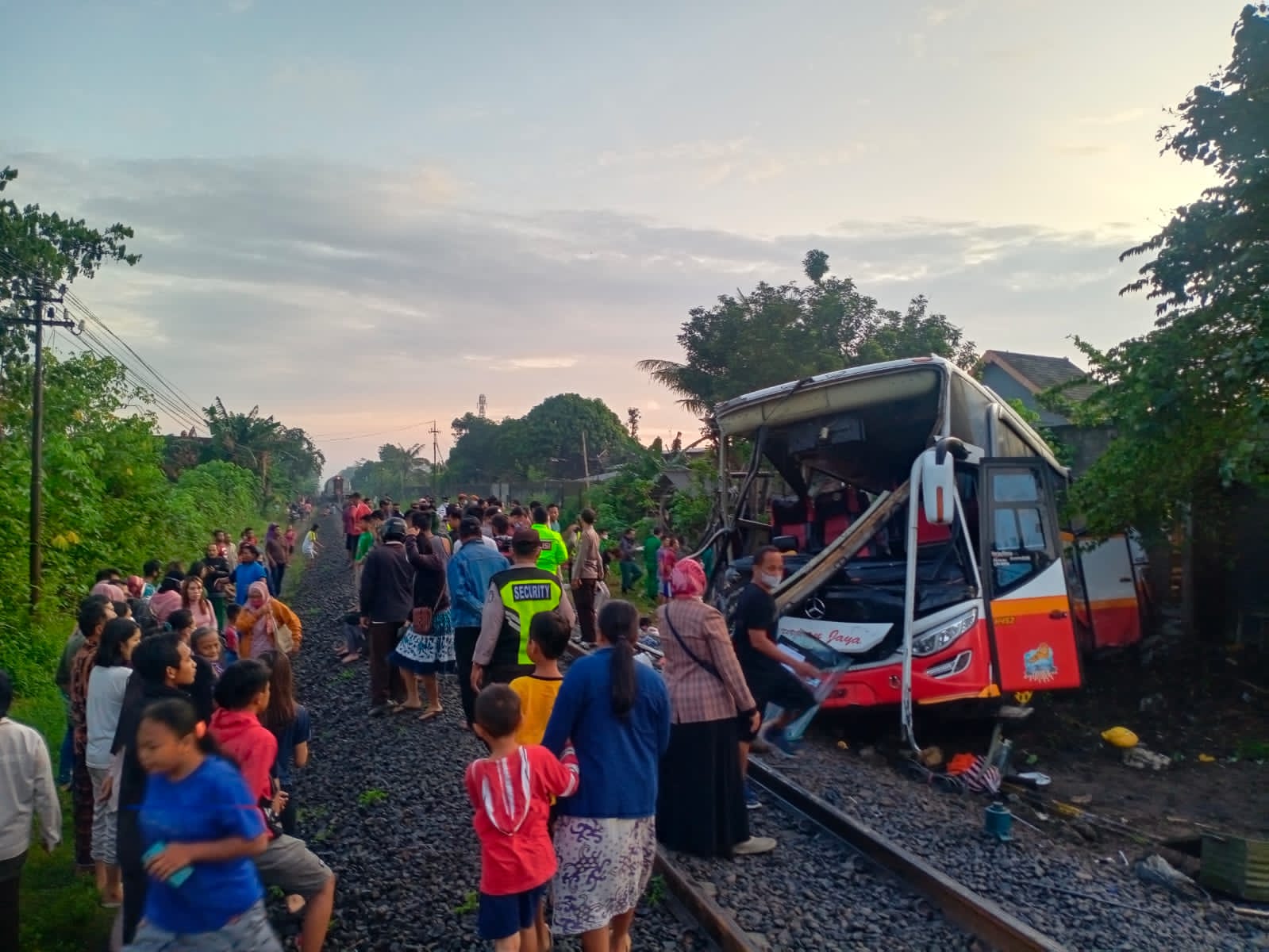 Kecelakaan Bus dan Kereta Api di Tulungagung, 4 Orang Meninggal Dunia