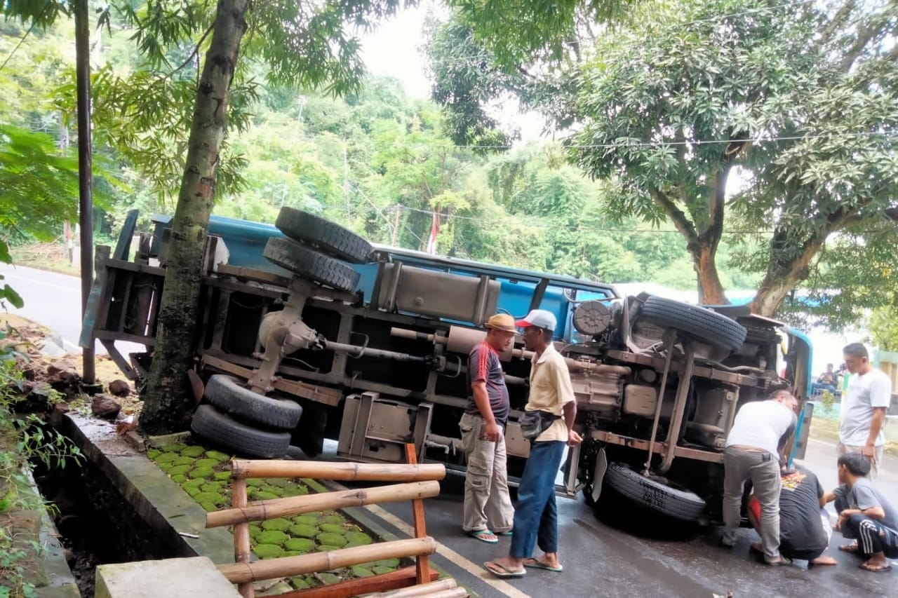 Truk Tangki Air Terguling di Tanjakan Plangon Cirebon, Mesin Mati