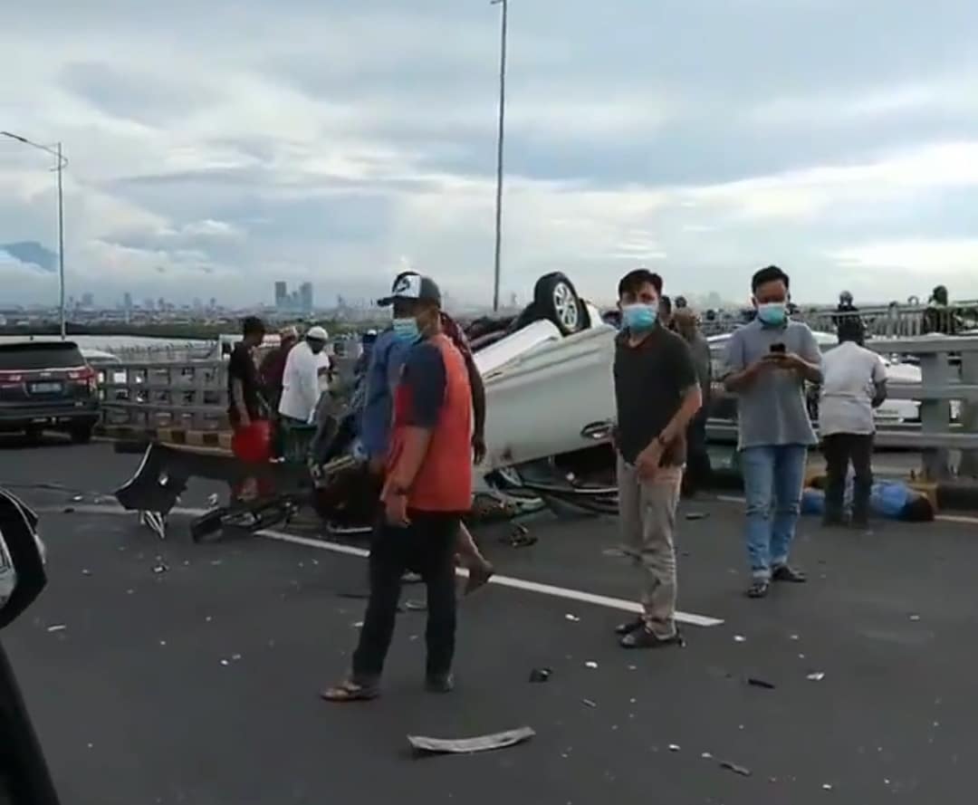 Kecelakaan di Jembatan Suramadu, Mobil Terbalik, Penumpang 3 Orang