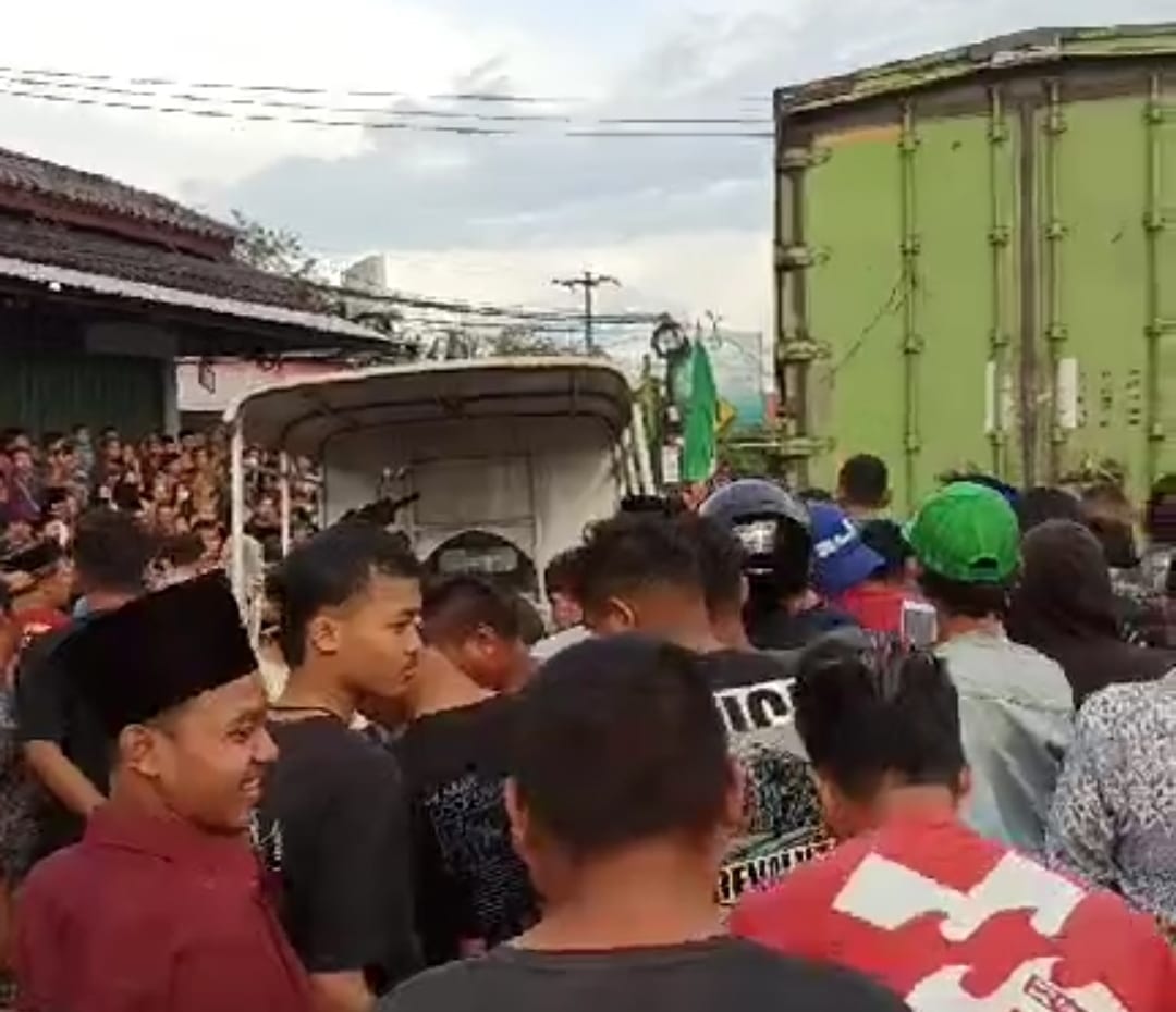 Kecelakaan di Tegalgubug Cirebon, Pemotor Terlindas Truk, Warga Dukupuntang