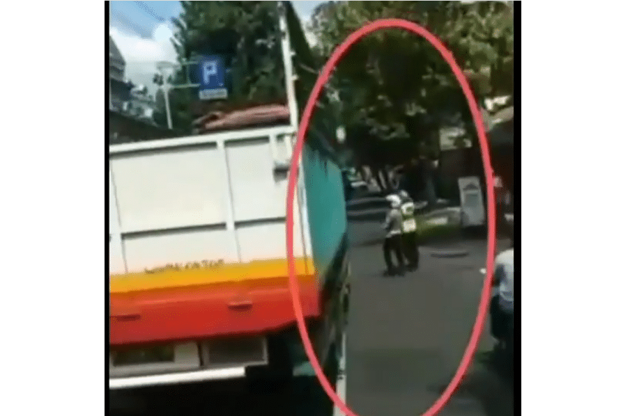 Video Oknum Polisi Ngamuk Viral, Sopir Truk Dilempar Helm