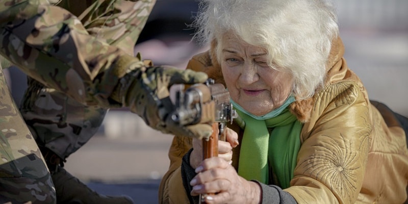 Seorang Nenek 79 Tahun Tenteng AK-47, Ikut Latihan Perang Hadapi Rusia