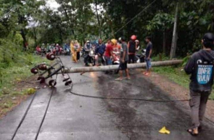 Pohon Tumbang Timpa Tiang Listrik, Desa Belawa Lemahabang Terganggu