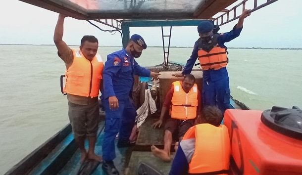 Perahu Nelayan Indramayu Tenggelam Diterjang Ombak Besar, Satu Orang Nelayan Hilang di Laut Eretan