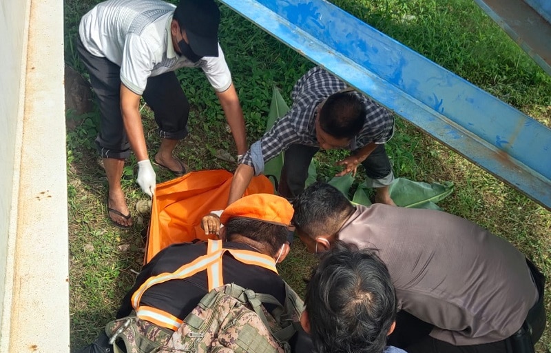 Warga Tertemper Kereta Api di Losari Cirebon, Jalan Kaki di Rel