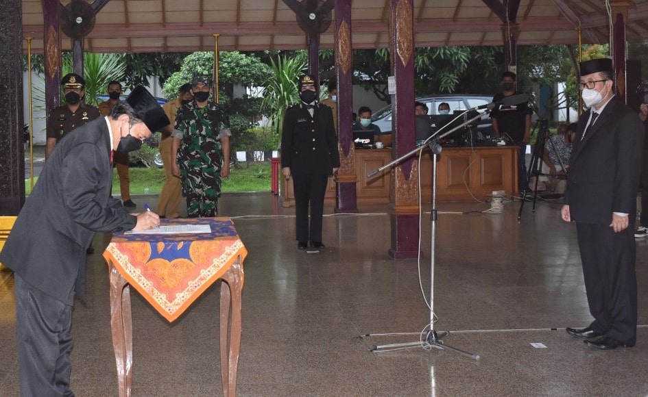 Bupati Imron Lantik Ratusan Pejabat Fungsional dan Kadisdukcapil: Tolong Jaga Amanah