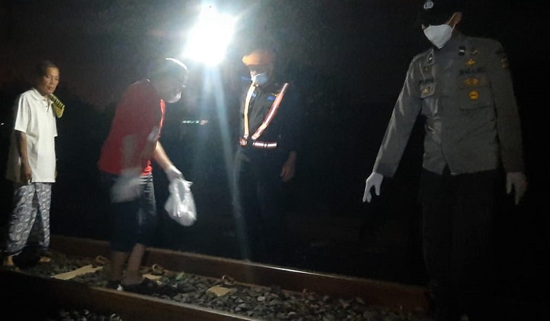 Malam-malam Berdiri di Rel Kereta Api Ciledug Cirebon, Warga Tertemper hingga Tewas