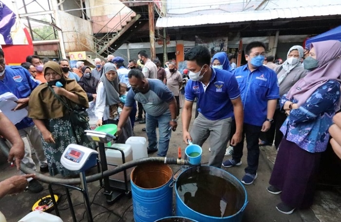 Herman Khaeron Operasi Pasar Minyak Goreng di Harjamukti, Masing-masing Dapat 25 Kilogram