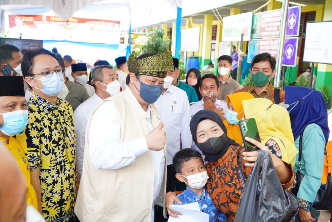 Menko Airlangga Hartarto Tinjau Vaksinasi Anak di SDN 158 Pekanbaru: Jangan Takut Disuntik