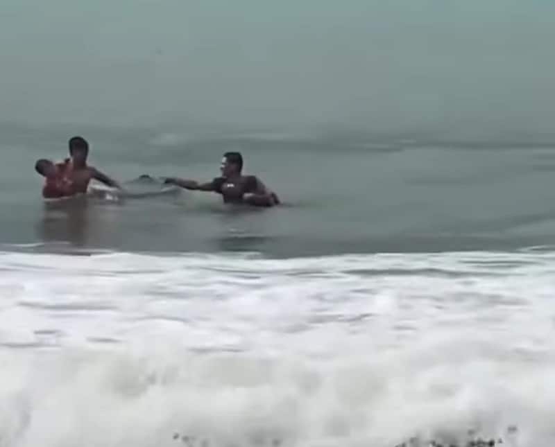 Bocah Terseret Ombak di Pantai Karang Hawu, Penyelamatan Mirip Baywatch