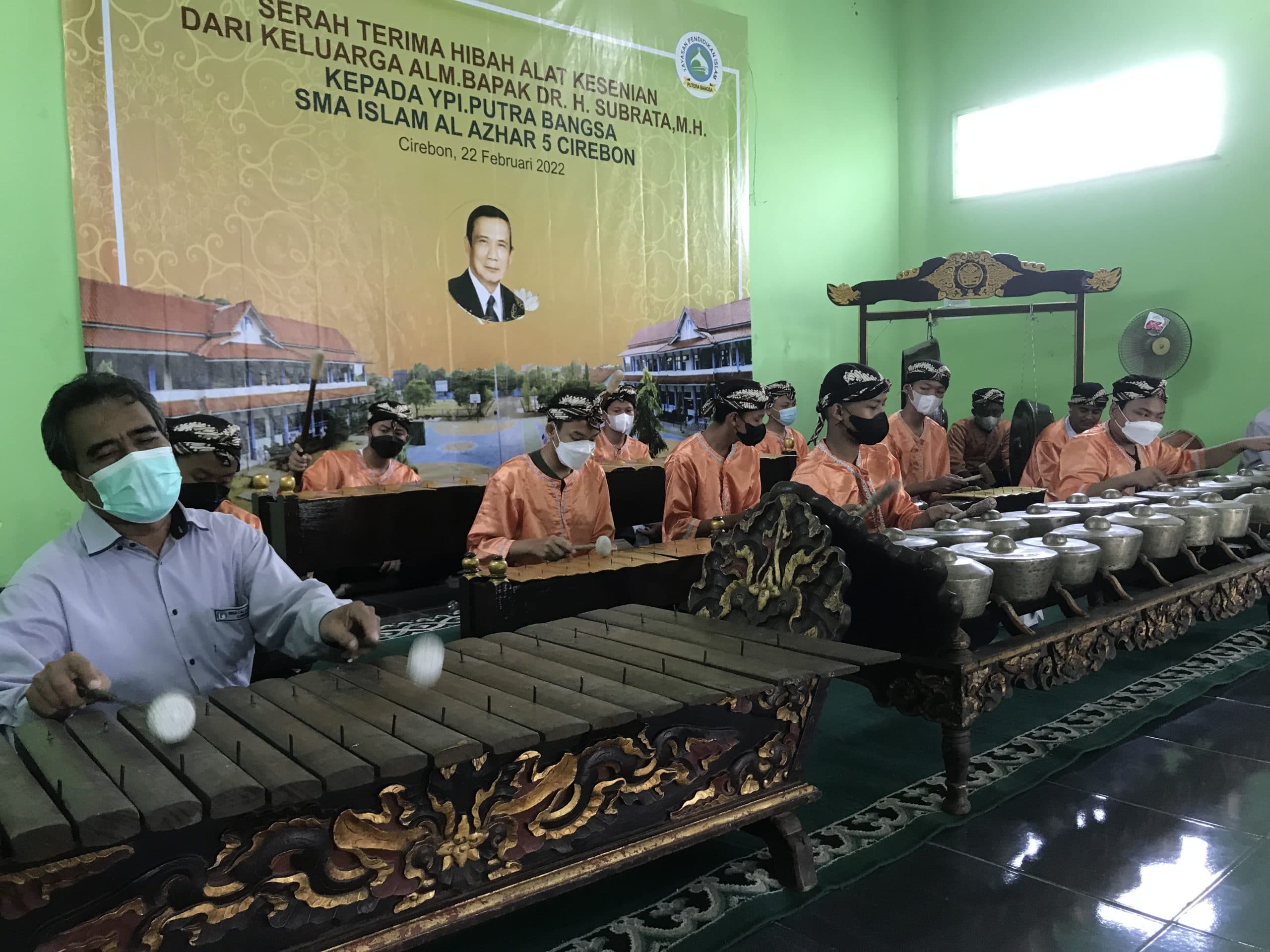 SMA Islam Al Azhar 5 Cirebon Terima Hibah Alat Kesenian