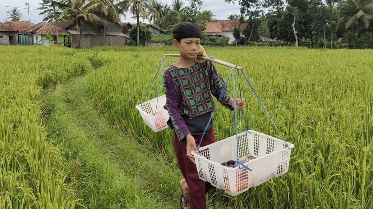 Menyentuh, Bocah Yatim Piatu asal Cianjur Berjualan Keliling Demi Keperluan Sekolah