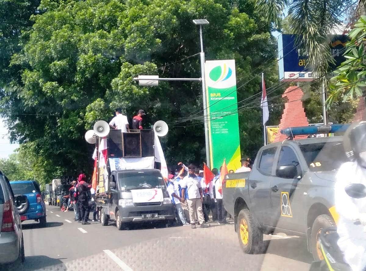 Demo Buruh Cirebon Berlanjut ke Kantor BPJS, Jalan Evakuasi Sempat Macet