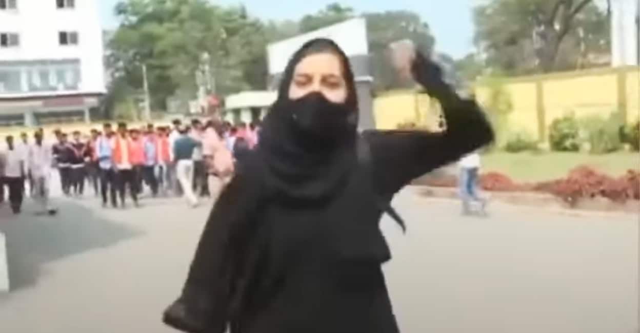 Muskaan Khan Bertekad Terus Melawan Massa Anti Hijab di India