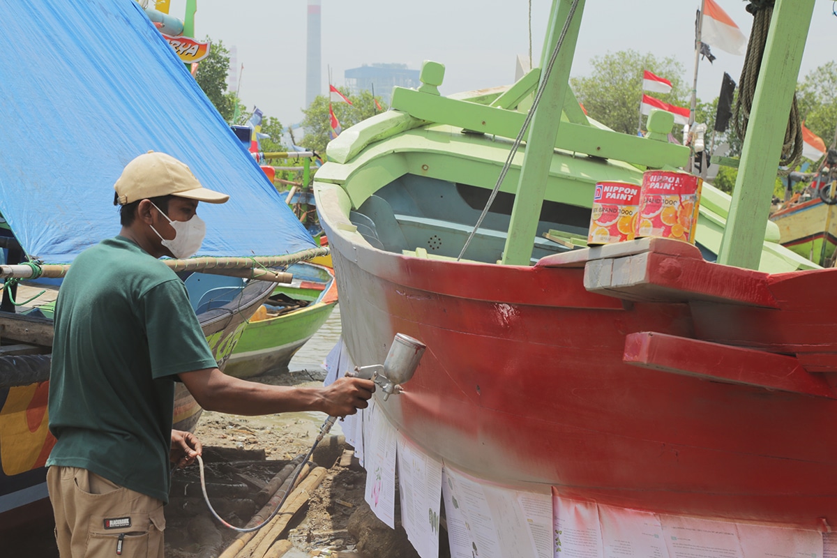 Nippon Paint Beri Bantuan Perawatan Kapal Nelayan di Bandengan