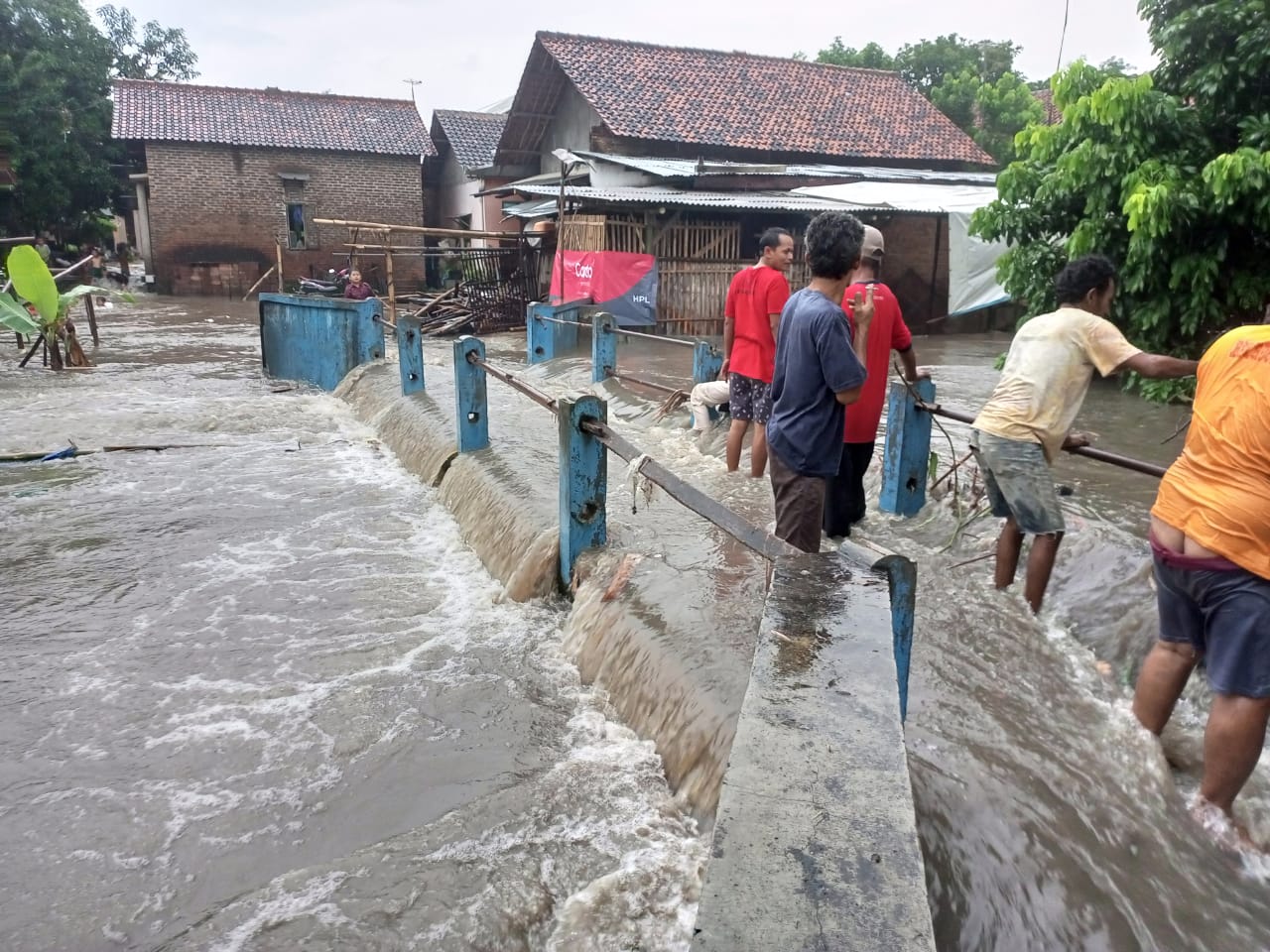 Banjir di Cirebon, Sungai Meluap di Kaliwulu, Tengah Tani dan Pilang