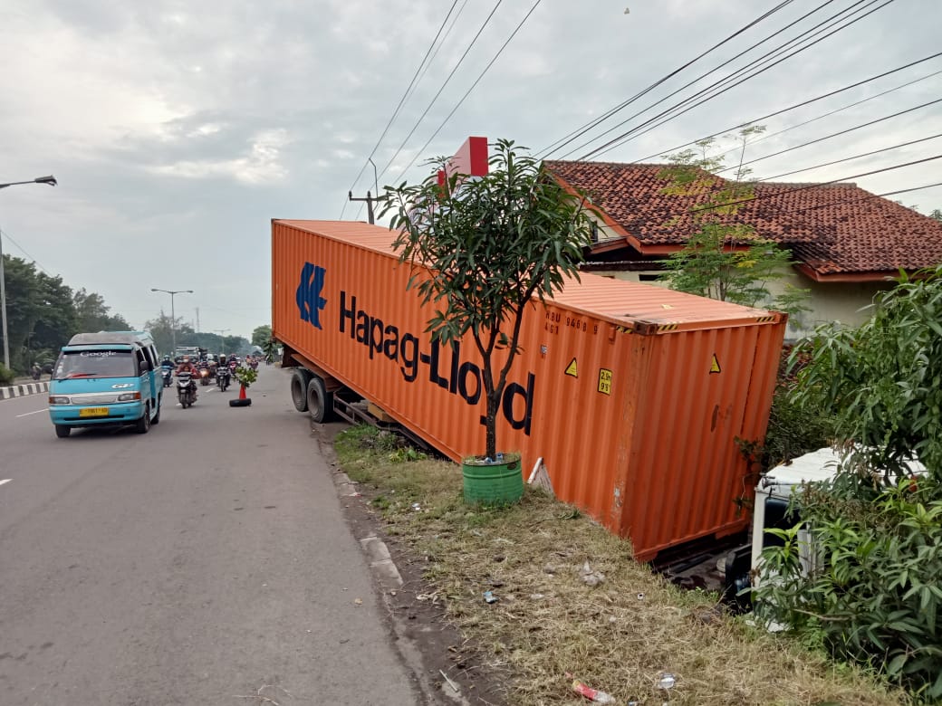 Truk Rotan Kecelakaan di Plumbon, Nyungsep karena Hindari Motor Ugal-ugalan