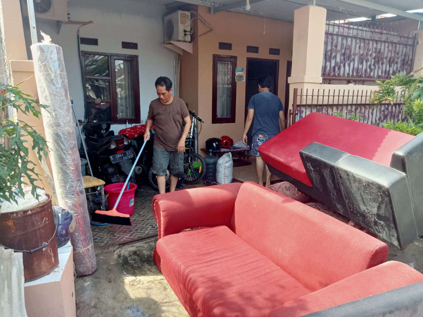Banjir di Banjarwangunan Cirebon Surut, Warga Bersih-bersih Rumah