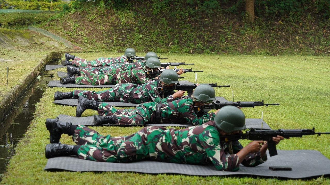 Personel Korem 063 Sunan Gunung Jati Tingkatkan Kemampuan Menembak Senjata Ringan