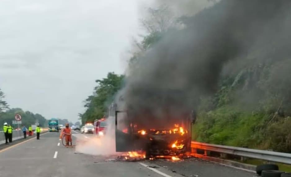 Bus Terbakar di Tol Pandaan Malang, Hangus Tak Bersisa