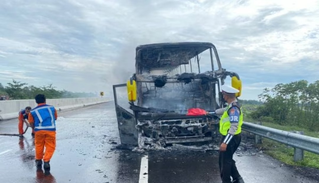 Kebakaran Bus Al Mubarok di Tol Pandaan Malang, Penumpang Sempat Teriak Kepanasan