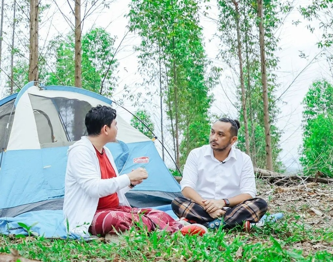 Tiru Jokowi, Giring Kemah di IKN Sarungan, Lihat Gayanya
