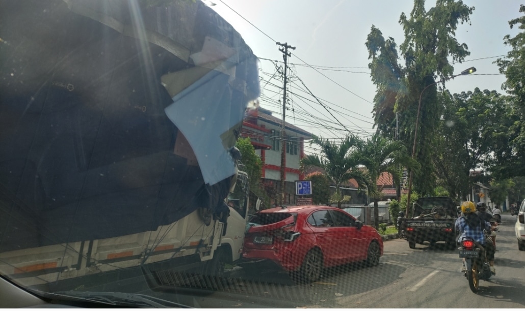Kecelakaan Truk di Depan Rutan Cirebon, Tabrak Mobil dan Pohon