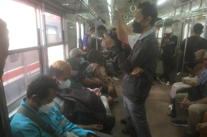 Covid-19 Seperti Sudah Hilang, di KRL Sudah Tak Ada lagi Jaga Jarak