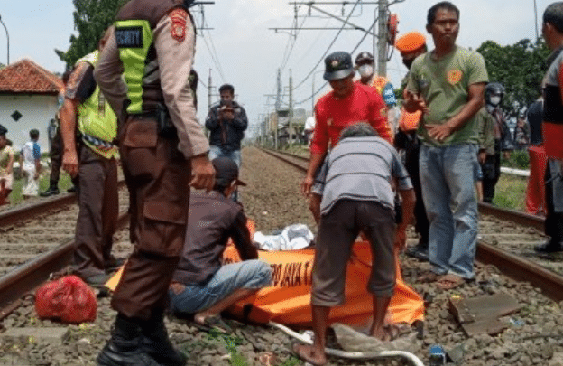 Bajaj Tertabrak Kereta Api di Bekasi, Sopir Selamat, Dua Penumpang Tewas
