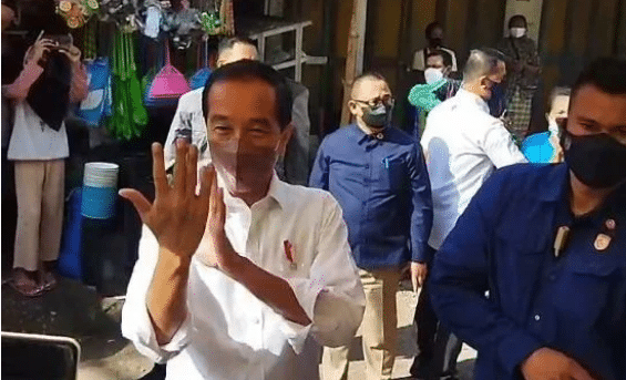 Pedagang Pasar Teriak Presiden Tiga Periode, Lihat Tuh Jokowi Langsung Pasang Kuda-kuda