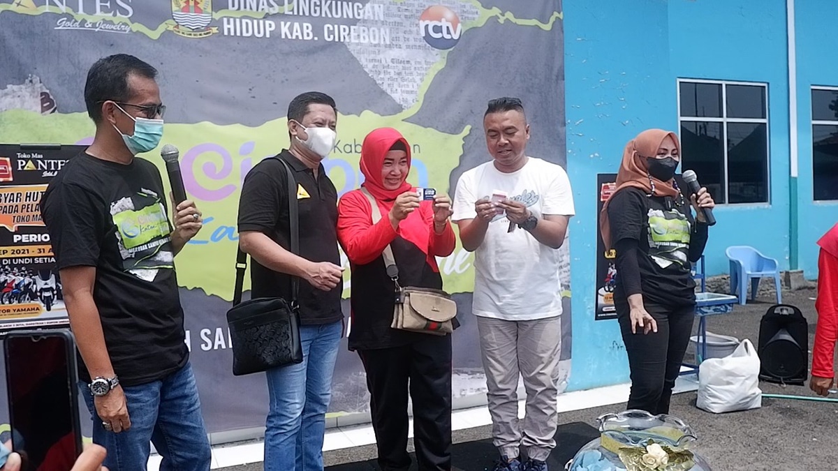 Warga Desa Pamengkang Jual Sampah 3 Kg Dapat Emas