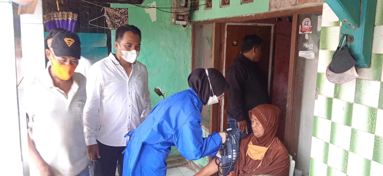 Berikan Vaksinasi Gratis untuk Masyarakat, Satresnarkoba Polres Cirebon Kota Door to Door