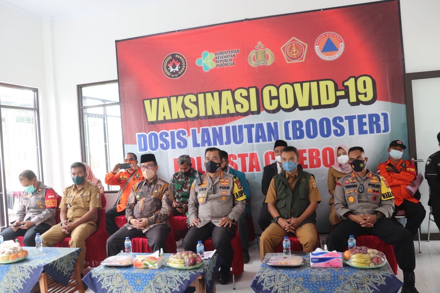 Sambil Vicon dengan Wakapolri, Bupati Imron Gelar Vaksinasi Booster