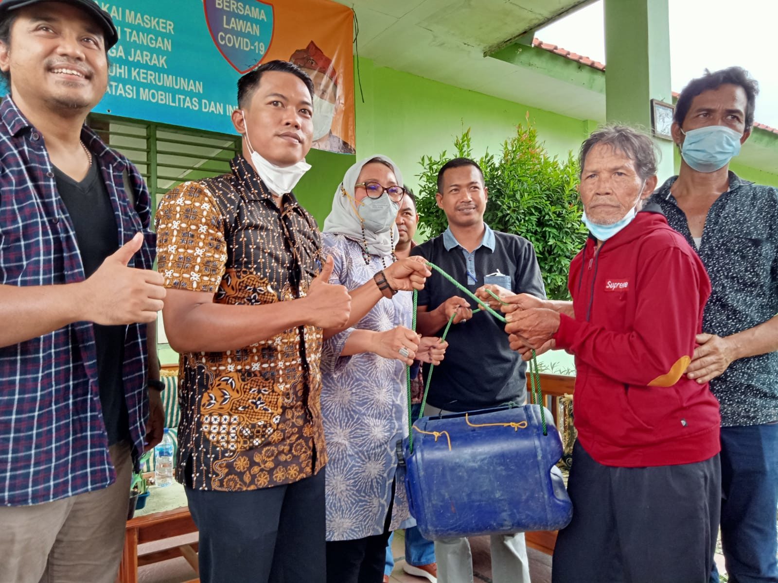 Wawali Kota Cirebon Serahkan 10 Ribu Benih Ikan Lele untuk Pemberdayaan Ekonomi Warga Argasunya