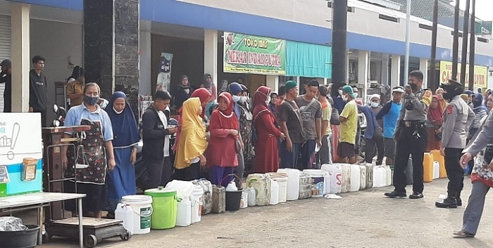 Minyak Goreng Curah di Drop di Pasar Pasalaran Cirebon, Ibu-ibu Langsung Antre, Dicek Kapolda Jabar