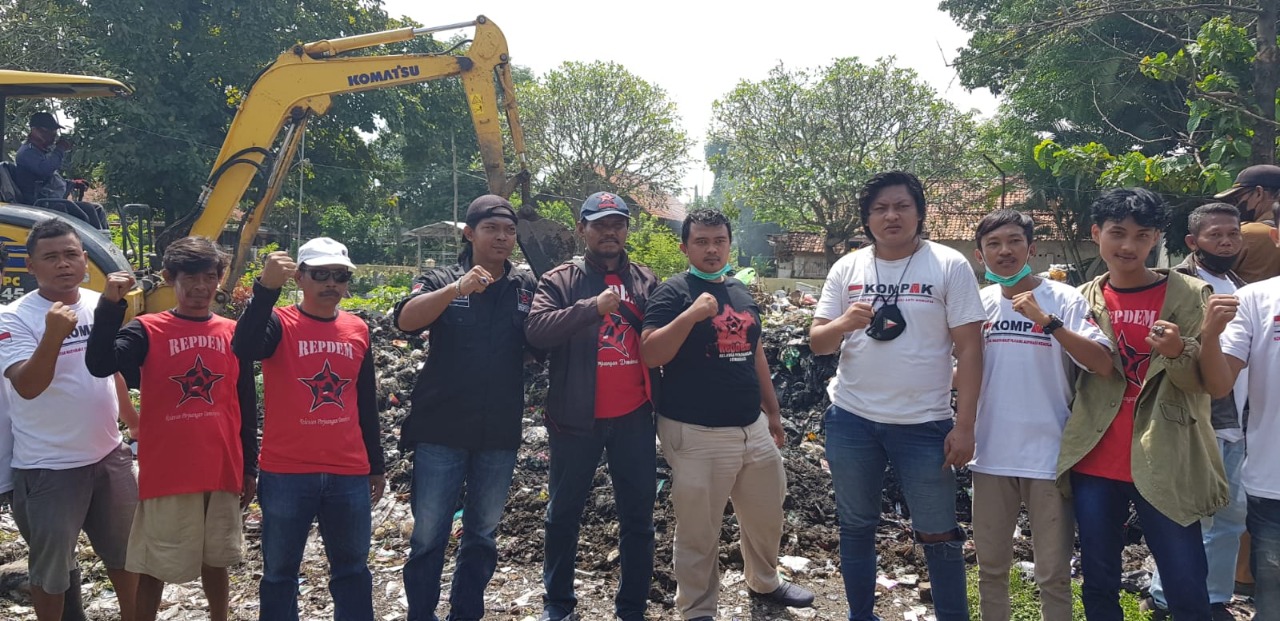 Sempat Viral, Tumpukan Sampah di TPU Dibersihkan Pasukan Repdem