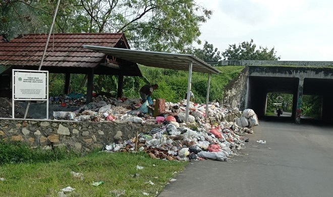 Sampah Menumpuk di Jalan Desa Setupatok, 3 Bulan Tidak Diangkut