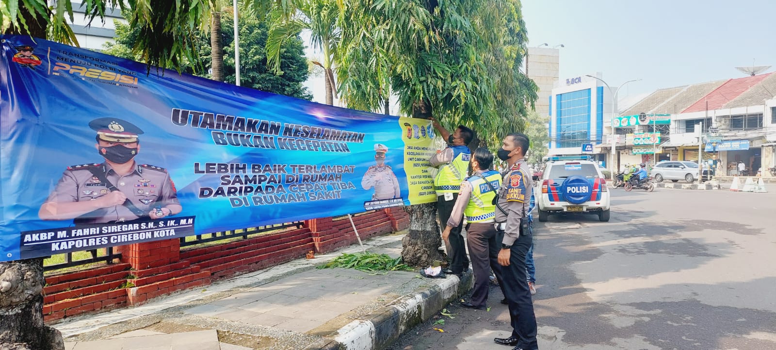 Cegah Lakalantas, Satlantas Polres Cirebon Kota Lakukan Edukasi ke Pengguna Jalan Raya