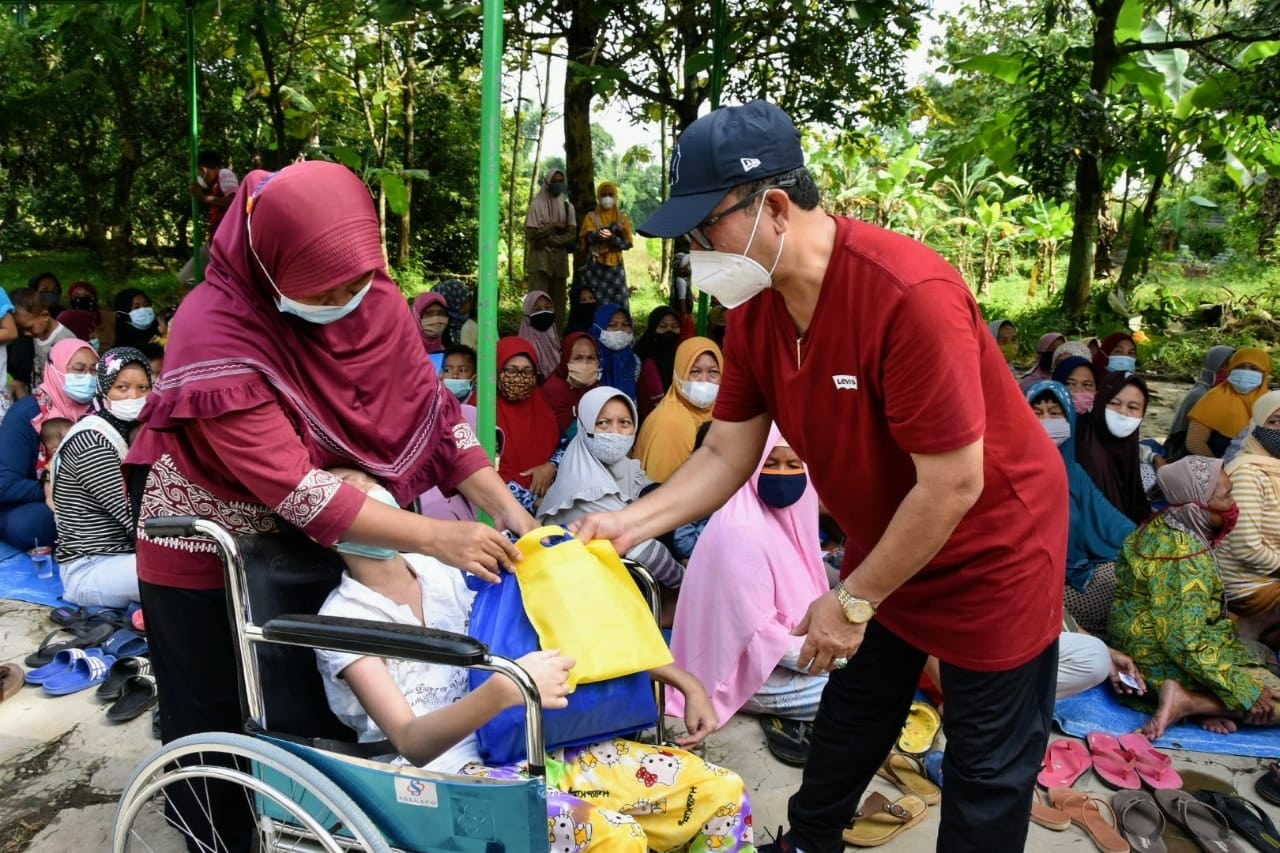 Bupati Imron Keliling Sumber, Bagikan Sembako dan Memantau Vaksinasi