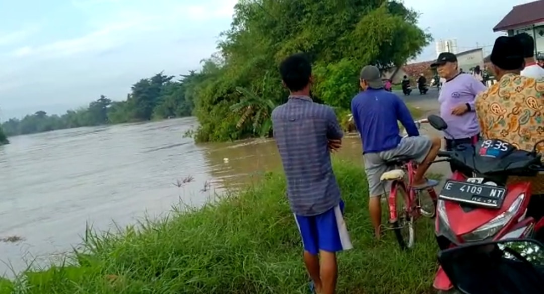 Air dari Sungai Cisanggarung Hampir Tumpah ke Jalan Kalibuntu Cirebon