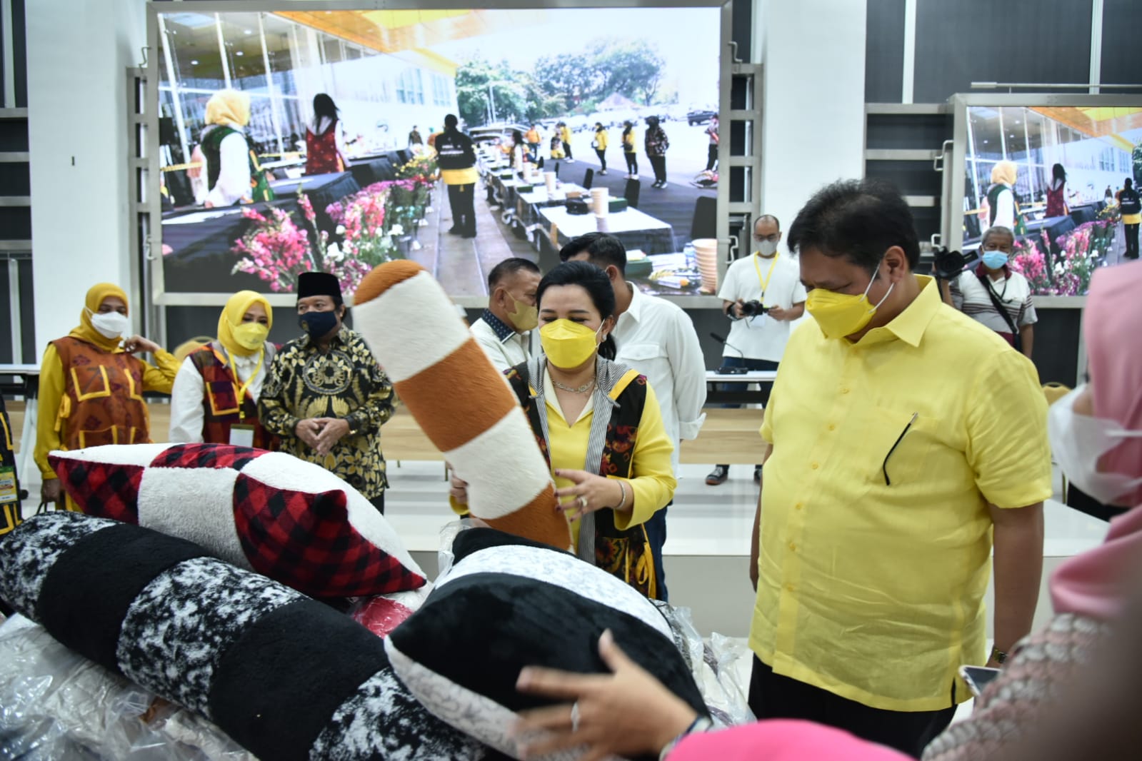 Bazar Perempuan Golkar Hidupkan UMKM Jelang Ramadhan, Airlangga Beri Apresiasi